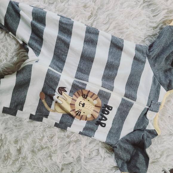SOLD! Infant Lion Stipe Footsie - Picture 6 of 6